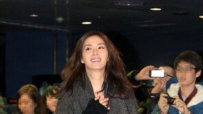 [포토] ‘아기 엄마’ 송윤아, 코트 때문에 하의실종