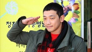 ‘군인’ 비 첫 휴가…소리소문없이 왔다갔네