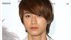 [우먼 동아일보 스타 그루밍] ‘닥치고 꽃미남 밴드’ 유민규의 데일리 메이크업 팁 “꼼꼼 기초 케어 & 프라이머 사용”