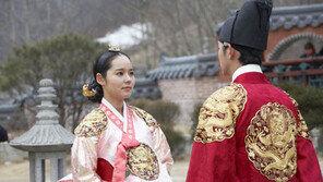 ‘해품달’ 한가인, 중전 당의입고 김수현과 재회?