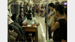 진정한 ‘공부의 신’ 등장… “지하철에 책상을?” 경악!