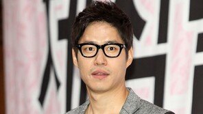 [SD포토] 유준상 ‘가죽+뿔테’ 도시남 변신