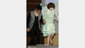 [SD포토] 유준상 김남주 손 꼭잡고 ‘실제 부부같아’