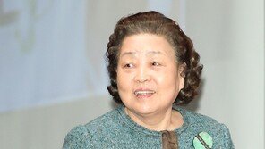 [SD포토] 강부자, ‘포토타임 하려니 쑥스럽네요’