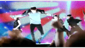 닉쿤, 욱일승천기 배경 광고… ‘어떻게 이럴수가’