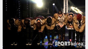 [포토] ‘태도논란’ 블락비 방송출연…90도 인사로 사죄