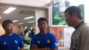 달려들고 ‘헤드록’ 걸고…반갑다, 한국친구야!