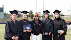 [스프링캠프 24시] 한화, 하주석 등 4명 ‘오키나와 졸업식’ 이색 행사 外