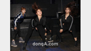 [SD포토] 브레이브걸스, 머리까지 휘날리며…‘격정적 댄스’