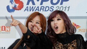 [SD포토] 시크릿 지은-효성, 동공 확장+삿대질 ‘이런 걸그룹 처음이야~’