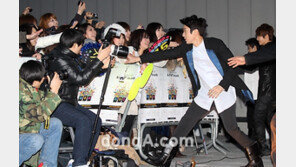 [SD포토] 최시원 등장에 女心 몰려 사고날 뻔…‘경악’