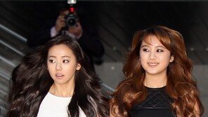 [SD포토] 원걸 소희, 혜림과 나란히 등장 ‘하필 바람이…’