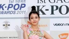 아이유, ‘올림머리+머리띠’ 공주로 변신?