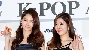 [SD포토] 다비치, 손짓 인사… 포즈도 여신급