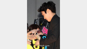 [SD포토] 슈주 최시원, 혹시 팬들 구하려다 부상?