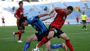 최강희 감독-최태욱 눈빛의 대화…‘소통’은 이런 것!