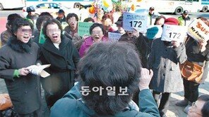 실버 탈북자 합창단 ‘노래 시위’