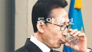 [李대통령 취임 4주년 회견]“내 주변 비리 때마다 가슴이 꽉 막혀”… ‘사과’ 표현은 안해