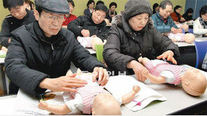 할아버지도 “기저귀 가는 법 배워요”