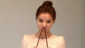 윤소이, 젓가락(?) 두개로 ‘코파기’ 엽기사진 경악