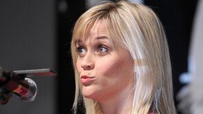 [SD포토] 리즈 위더스푼, 뭘 봤길래…눈 동글 입 쭈욱~