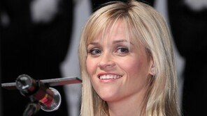 리즈 위더스푼 “여자들, 외모 때문에 스스로 괴롭혀”