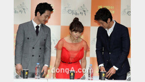 [SD포토] 김희애, 두 남자의 애정 받으며