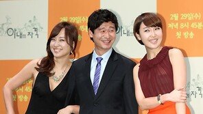 [SD포토] 박혁권, 두 미녀 사이에서 ‘행복한 비명’