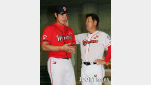 [포토] 이만수 감독 ‘정상호만 보면 흐뭇해’