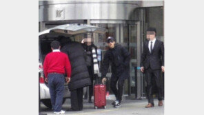 고수, 얼짱 아내와 나란히 신혼여행 포착 ‘설마…’