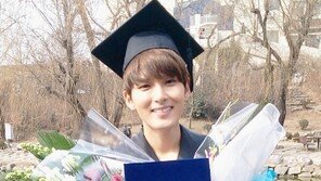 ‘슈주’ 려욱 졸업식 사진공개 “졸업할 자격 없지만…”