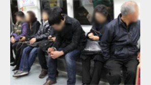 전철서 여중생 성추행 끌고가도 ‘못본척’