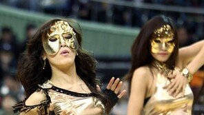 [포토] 가슴 뽐내는 치어리더