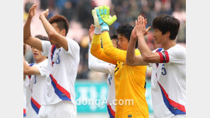 [SD포토] 우즈벡 꺾은 대표팀 ‘여러분 감사합니다’