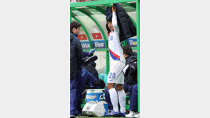 [SD포토]이동국  ‘이제 좀 쉬면서 경기 봐야겠군’