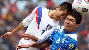 [SD포토] 김재성, 치열한 볼다툼 ‘1초 후 무슨일이?’