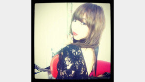 미쓰에이 민, 붉은색 립스틱에 아찔 뒤태 ‘섹시하네’