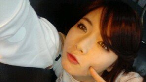 현아, 슈퍼맨 셀카… ‘뭘 해도 섹시해’