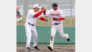 [스프링캠프 24시] 정대현 호투…두산, 전훈 연습경기 첫승 外