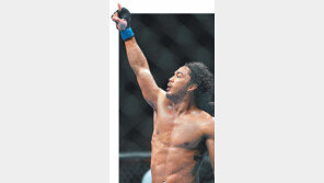 ‘김치 파이터’ 역시 매웠다… 한국계 美파이터 헨더슨 UFC라이트급 챔프에