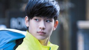 김수현, 곤룡포 벗어도 ‘카리스마 넘치는 연하남’