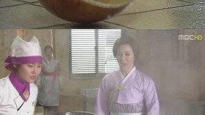 ‘신들의 만찬’ 위생 논란 휩싸여… “떨어진 바가지를?”