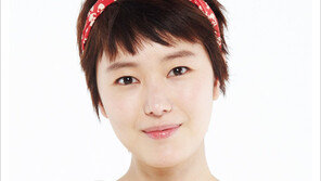 [우먼 동아일보 스타 뷰티] ‘일년에 열두남자’ 윤진서의 선명한 라인을 그리지 않는~ 미니멈 내추럴 립 & 아이 메이크업 팁!