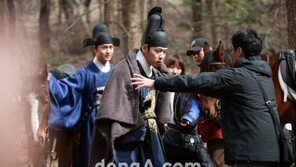 [SD포토] ‘왕세자의 굴욕’ 꽁꽁 언 박유천, 스태프 품으로…