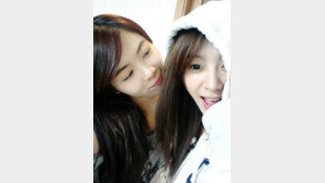 현아-지나, 나란히 민낯 공개 ‘형광등 피부’