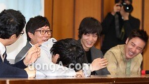 [SD포토] 쓰러진 김승우-차태현 ‘너무 웃겨요’