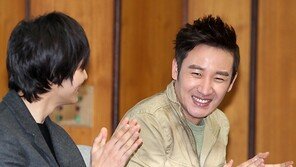 [SD포토] 엄태웅, ‘지각하고 박수받으니 민망해요’