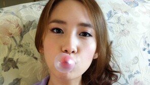 윤아, 풍선껌 부는 셀카 ‘현실감 없는 인형 미모’