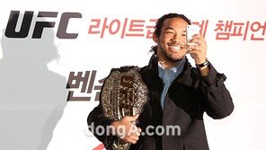 [SD포토] 벤 헨더슨, 역 취재중? 기자들 찍느라 ‘삼매경’