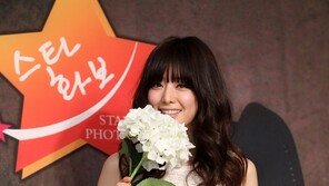 [SD포토] 수줍은 홍수아 ‘기자님, 꽃을 찾아보세요’